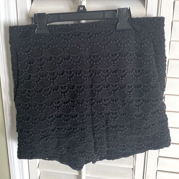 Express. Beautiful Crochet lace shorts with zipper & latch on side. Woman’s 10. - Picture 2 of 5